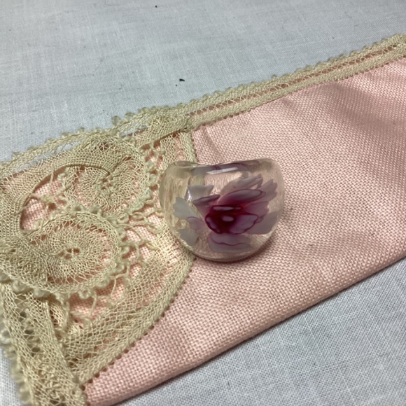 Clear Glass Ring with Pink rose inside,   EUC - Picture 6 of 8